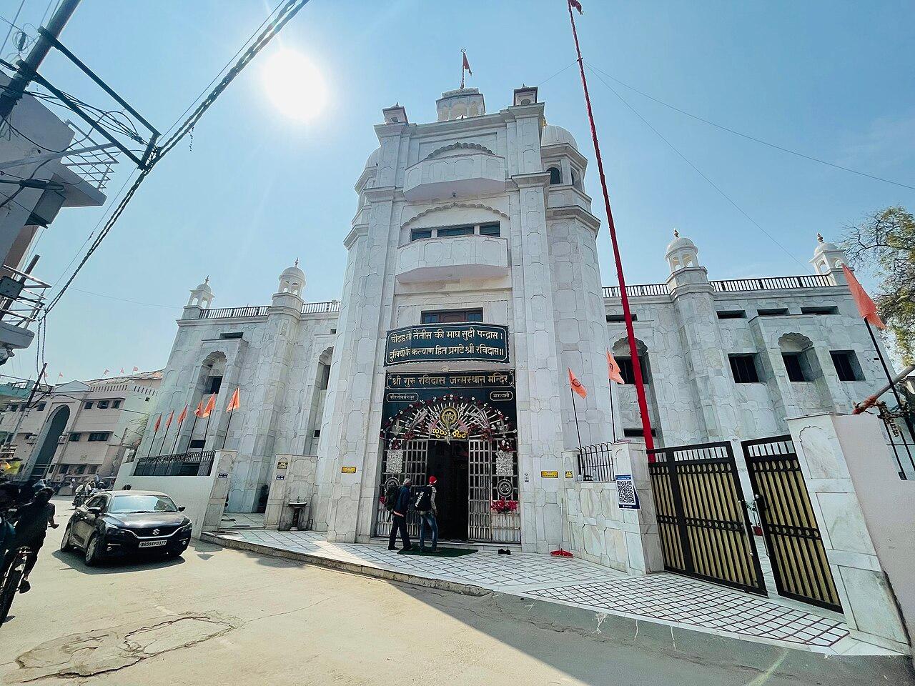 गुरु रविदास मंदिर, वाराणसी — Sandpacks, CC0; वारशाचे आधुनिक स्मृतिस्थळ